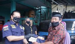 Ketua MPR Bamsoet Serahkan Bantuan Sembako ke Para Sopir Bajaj - JPNN.com