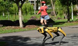 Singapura Gunakan Robot Anjing untuk Ingatkan Warganya Agar Jaga Jarak - JPNN.com