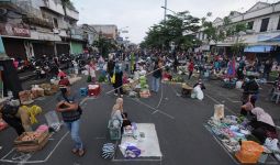 PSBB Diperpanjang, Pedagang Pasar Baru Bandung Nekat Berjualan - JPNN.com