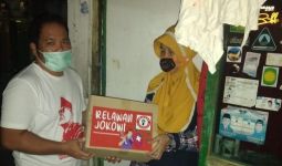 Naik Gerobak, Pospera Bagikan Sembako kepada Warga Jakarta - JPNN.com