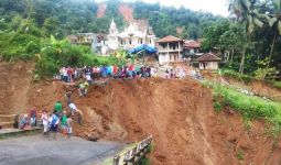 Pak Camat Menceritakan Detik-detik Datangnya Banjir Bandang Dini Hari Tadi - JPNN.com