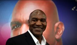 Unggah Video Latihan, Holyfield Bakal Naik Ring Melawan Tyson? - JPNN.com