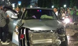 Viral, Driver Ojol Dihantam Honda CRV, Terpental 20 Meter, Lihat Kondisi Motornya - JPNN.com