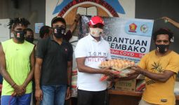 Yan Mandenas Bagikan Sembako kepada Mahasiswa Papua - JPNN.com