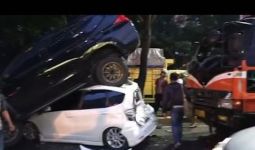 Kecelakaan Beruntun 5 Mobil di Ringroad, Pajero Sport Nangkring di Atas Honda Jazz - JPNN.com