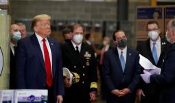 Demi Penampilan, Trump Ogah Pakai Masker - JPNN.com