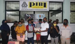 Bagikan Sembako, Yan Mandenas Bangkitkan Semangat Mahasiswa Papua di Bandung - JPNN.com