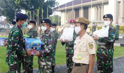 Laksma TNI Iwan Isnurwanto Serahkan Bingkisan Lebaran Kepada Seluruh Personel Seskoal - JPNN.com