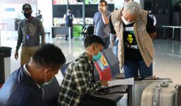 Ganjar Sidak ke Bandara, Minta Lihat Surat Kesehatan yang Dibawa Calon Penumpang - JPNN.com