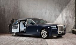 Rolls-Royce Phantom Bertabur Bunga Mawar Langka - JPNN.com