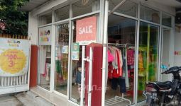 Banyak Mal Tutup, Pembeli Serbu Toko Baju Anak-anak - JPNN.com