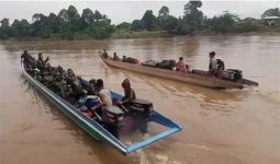 52 Prajurit TNI ke Perbatasan, 17 Jam Menggunakan Perahu Kayu - JPNN.com