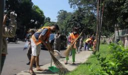 Malunya! Pelanggar PSBB Bersihkan Jalan - JPNN.com