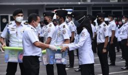 Laksdya TNI Aan Kurnia Serahkan Bingkisan Lebaran Kepada Personel Bakamla - JPNN.com