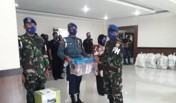 Kolonel Laut Firdaus Bagikan Sembako Kepada Anggota Polisi Militer Lantamal III - JPNN.com