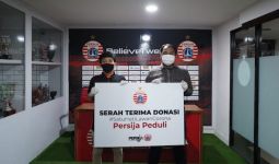 Persija Jakarta Salurkan Bantuan Sembako Kepada Warga Terdampak Covid-19 - JPNN.com