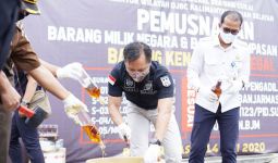 Bea Cukai Kalbagsel Musnahkan Satu Juta Batang Rokok dan Ratusan Liter Miras Ilegal - JPNN.com