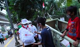 Sandiaga Uno Gandeng GKC Jokowi Bagi-bagi Sembako untuk Pedagang Mi Ayam - JPNN.com