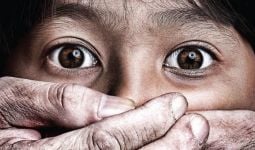 AK Ketagihan Tubuh Anak Tirinya, Ibu Korban Mendengar Suara di Kamar Mandi - JPNN.com