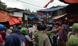 Pasar Diserbu Warga, Pak Camat Mengamuk - JPNN.com