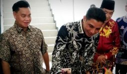 Pak Supian Memberi Kejutan agar si Bocah Positif Corona Cepat Sembuh - JPNN.com