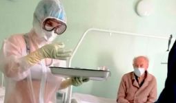 Perawat Pakai APD Transparan sehingga Pakaian Dalamnya Kelihatan, Pasien Tak Keberatan - JPNN.com