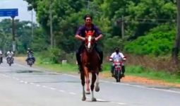 Mobil Dibatasi di Jalanan, Akhirnya Anak Anggota Dewan ini Ngebut Berkuda di Jalanan - JPNN.com