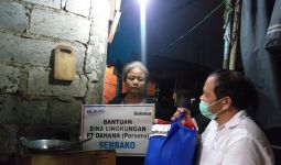 Datang Tengah Malam, Komisaris PT Dahana Bawa Sembako untuk Warga - JPNN.com