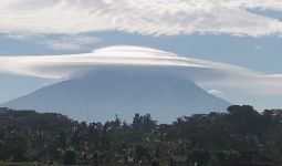 Menakjubkan, Gunung Agung Berpayung Awan, Semoga Pertanda Baik - JPNN.com