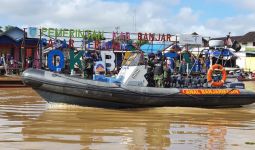 Personel Lanal Banjarmasin Membidik Para Pedagang dan Nelayan di Pasar Terapung - JPNN.com