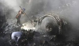Duka Jelang Akhir Ramadan, Pesawat Pakistan Bawa 91 Orang Jatuh di Permukiman - JPNN.com