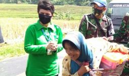 Mendadak Mbah Sumirah Didatangi Rombongan Istri TNI AD - JPNN.com