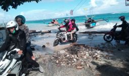 Gelombang Pasang Hantam Pantai Ujunggenteng-Citepus - JPNN.com