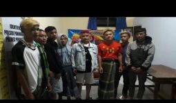Ogah Diperiksa, Tujuh Pemuda Ini Malah Serang Petugas COVID-19 - JPNN.com