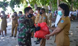 Lantamal VIII Salurkan Bantuan Sembako Kepada Warga Terdampak Covid-19 - JPNN.com