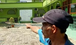 Geger! Pengurus Masjid Menemukan Kantong Plastik, Pas Dibuka Berasap - JPNN.com