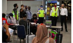 Petugas Bandara Kelabakan, Ganjar: Kalau Tidak Mau Jarak Jarak Suruh Pulang Saja! - JPNN.com