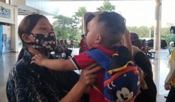 Mengharukan, Ibu dan Anak Bertemu di Surabaya Setelah Terpisah di Hong Kong - JPNN.com