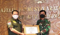 MPR RI Berikan Penghargaan Kepada Prajurit TNI - JPNN.com