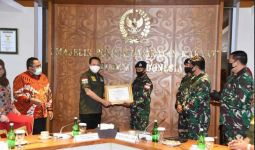 Pengabdian Serka Sangidun dan Kopda Damianus Melampaui Kewajibannya Sebagai TNI - JPNN.com