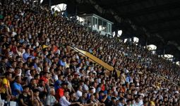 Corona Kalah, Liga Vietnam Kembali Bergulir, Ribuan Penontonnya, Luar Biasa - JPNN.com