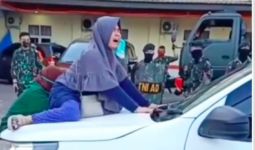 Menangis Histeris, Gadis Ini Nekat ke Menaiki Kap Mobil Jenazah yang Membawa Jasad Ibunya - JPNN.com