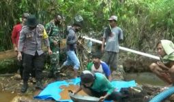 Heboh Ladang Emas Ditemukan di Sungai, Warga Langsung Berdatangan Mendulang, Lihat nih - JPNN.com