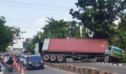 Truk Kontainer Tak Kuat Menanjak Lantas Terguling di Tengah Jalan, Bikin Macet hingga 2 Kilometer - JPNN.com