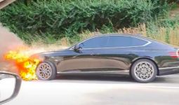 Sedan Mewah Hyundai Ini Mendadak Terbakar di Jalan, Sopirnya Seorang Perempuan - JPNN.com