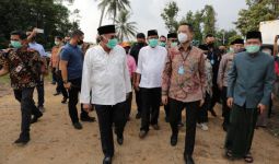 Mensos Menyerahkan Bansos untuk 51 Pondok Pesantren di Banten - JPNN.com