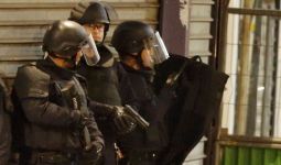 Giliran Massa Polisi Berunjuk Rasa, Kompak Melemparkan Borgol ke Tanah - JPNN.com