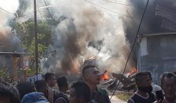 Pesawat TNI AU Jatuh, 2 Rumah Tertimpa, Ada Kursi Tersangkut di Atap - JPNN.com