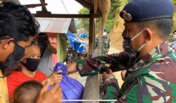 Personel KRI Sultan Nuku-373 Salurkan Paket Sembako Kepada Warga Pesisir - JPNN.com