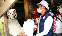 Sandiaga Uno dan Sukarelawan Jokowi Menyalurkan Sembako di Depok - JPNN.com